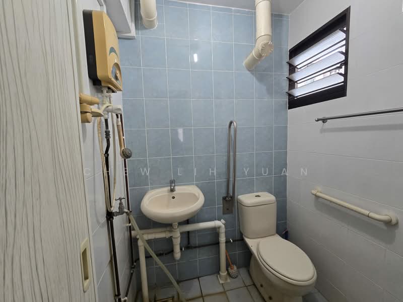509 West Coast Drive, 509 West Coast Drive, 2 Bedrooms, 721 sqft, HDB Flat For Sale, by Chew Lih Yuan, 500238996 - Bathroom - PropertyGuru.com.sg
