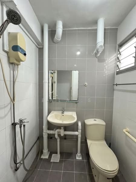 525 Bedok North Street 3, 525 Bedok North Street 3, 2 Bedrooms, 721 sqft, HDB Flat For Sale, by Bala .S, 500239002 - Bathroom - PropertyGuru.com.sg