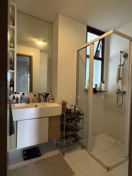 Varsity Park Condominium, 36 West Coast Road, 3 Bedrooms, 1,367 sqft, Condominium For Sale, by Kent Lim CH, 500239046 - Common Bath - PropertyGuru.com.sg