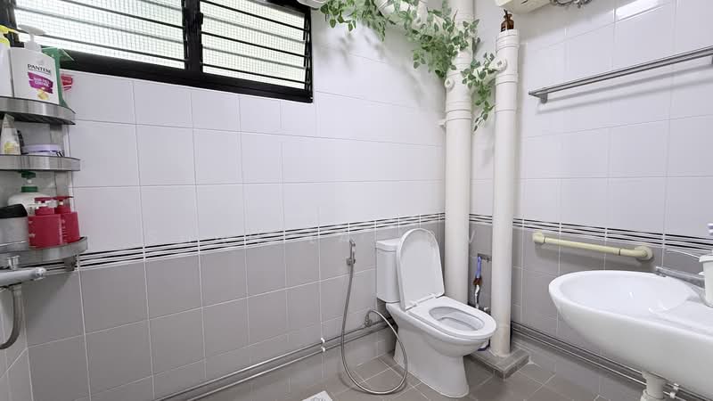 330 Ubi Avenue 1, 330 Ubi Avenue 1, 3 Bedrooms, 1,313 sqft, HDB Flat For Rent, by SHAHILA IRWAN, 500239106 - Common Bathroom - PropertyGuru.com.sg