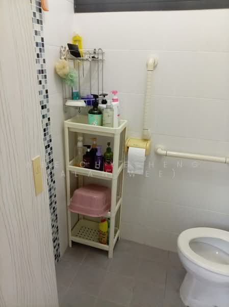 229 Bukit Batok East Avenue 3, 229 Bukit Batok East Avenue 3, Room Rental, 150 sqft, HDB Flat For Rent, by Wee Chye Heng (Alan Wee), 500239116 - Bathroom - PropertyGuru.com.sg