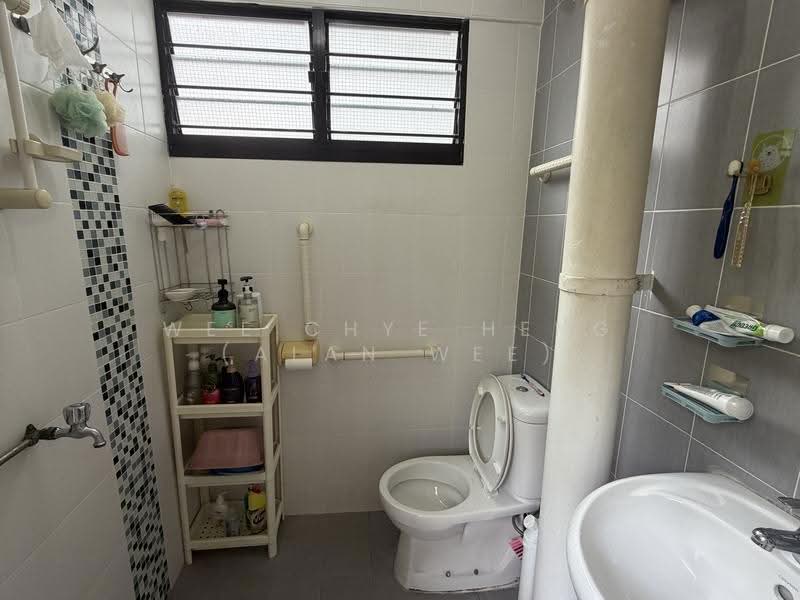 229 Bukit Batok East Avenue 3, 229 Bukit Batok East Avenue 3, Room Rental, 150 sqft, HDB Flat For Rent, by Wee Chye Heng (Alan Wee), 500239116 - Bathroom - PropertyGuru.com.sg