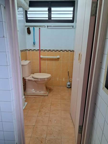 435 Clementi Avenue 3, 435 Clementi Avenue 3, Buona Vista / West Coast / Clementi New Town, Room Rental, 100 sqft, HDB Flat For Rent, by Alex Teoh, 500239159 - Bathroom - PropertyGuru.com.sg