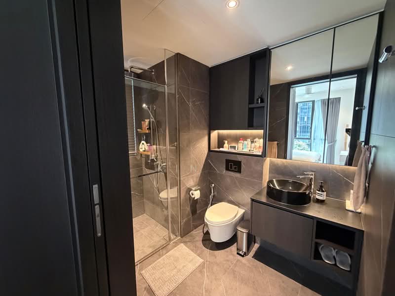 LIV @ MB, 114A Arthur Road, 2 Bedrooms, 818 sqft, Condominium For Sale, by Kin ,, 500239232 - Master Bathroom - PropertyGuru.com.sg