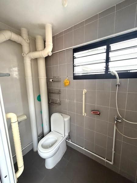 824 Woodlands Street 81, 824 Woodlands Street 81, Admiralty / Woodlands, 3 Bedrooms, 904 sqft, HDB Flat For Sale, by Janet Lim, 500239254 - Common bathroom - PropertyGuru.com.sg