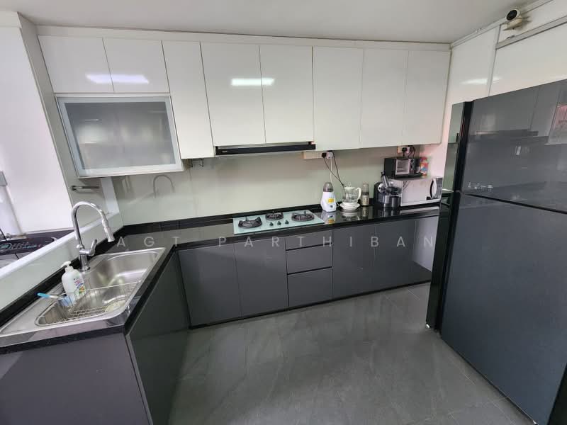 241 Jurong East Street 24, 241 Jurong East Street 24, 2 Bedrooms, 732 sqft, HDB Flat For Sale, by Agt Parthiban, 500239258 - Kitchen - PropertyGuru.com.sg