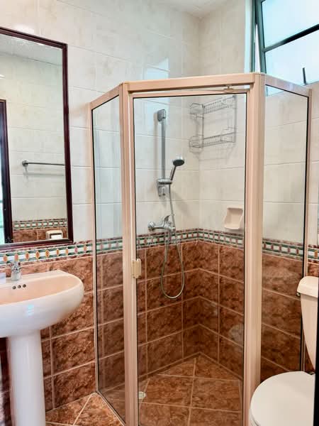 Tanglin Regency, 381 Tanglin Road, 3 Bedrooms, 1,109 sqft, Condominium For Rent, by Norman Koh (许启彰）, 500239285 - Common Bathroom - PropertyGuru.com.sg