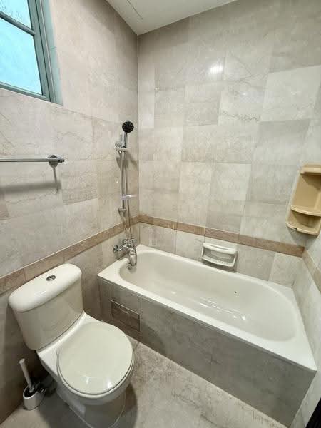 Tanglin Regency, 381 Tanglin Road, Tanglin / Holland / Bukit Timah, 3 Bedrooms, 1,109 sqft, Condominium For Rent, by Norman Koh (许启彰）, 500239285 - Master Bathroom - PropertyGuru.com.sg
