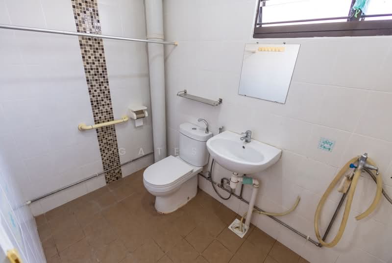 455 Tampines Street 42, 455 Tampines Street 42, 3 Bedrooms, 1,313 sqft, HDB Flat For Sale, by Gates Lee, 500239288 - Bathroom - PropertyGuru.com.sg