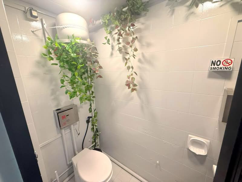 GROUND FLOOR SHOPHOUSE @ YIO CHU KANG ROAD, Yio Chu Kang Road, 1,098 sqft, Shop / Shophouse For Rent, by Xavier Aw (欧伟廷), 500239299 - Bathroom - CommercialGuru.com.sg