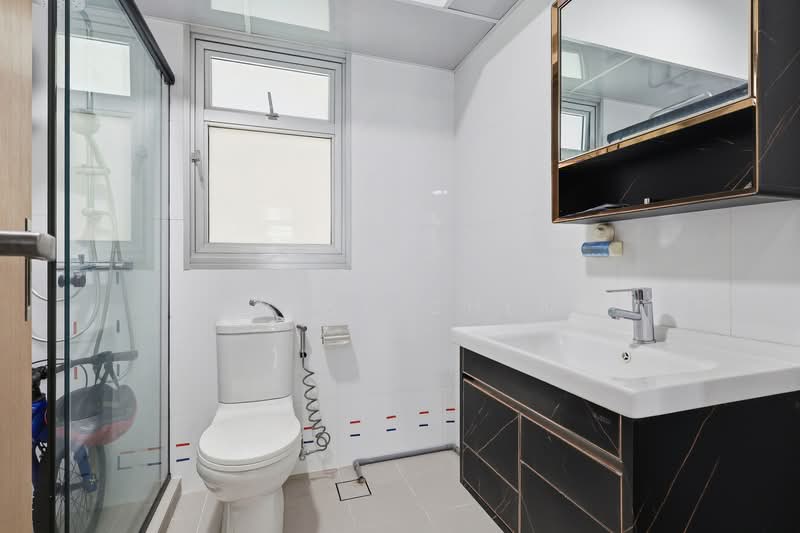 422A Northshore Drive, 422A Northshore Drive, 3 Bedrooms, 1,001 sqft, HDB Flat For Sale, by Krisy Chen, 500239339 - Bathroom - PropertyGuru.com.sg
