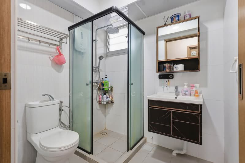 422A Northshore Drive, 422A Northshore Drive, 3 Bedrooms, 1,001 sqft, HDB Flat For Sale, by Krisy Chen, 500239339 - Bathroom - PropertyGuru.com.sg