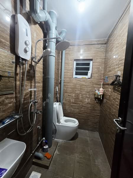 929 Jurong West Street 92, 929 Jurong West Street 92, 2 Bedrooms, 786 sqft, HDB Flat For Sale, by Faradilla Natharsah Maricar, 500239347 - Bathroom - PropertyGuru.com.sg