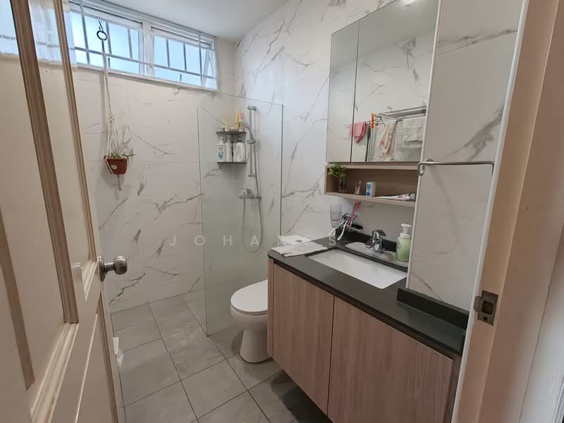Freehold Landed Living Lifestyle without the Hassle of Maintenance, 22 Sirat Road, 4 Bedrooms, 2,013 sqft, Apartment For Sale, by Johanes ., 500239384 - Master Bathroom - PropertyGuru.com.sg