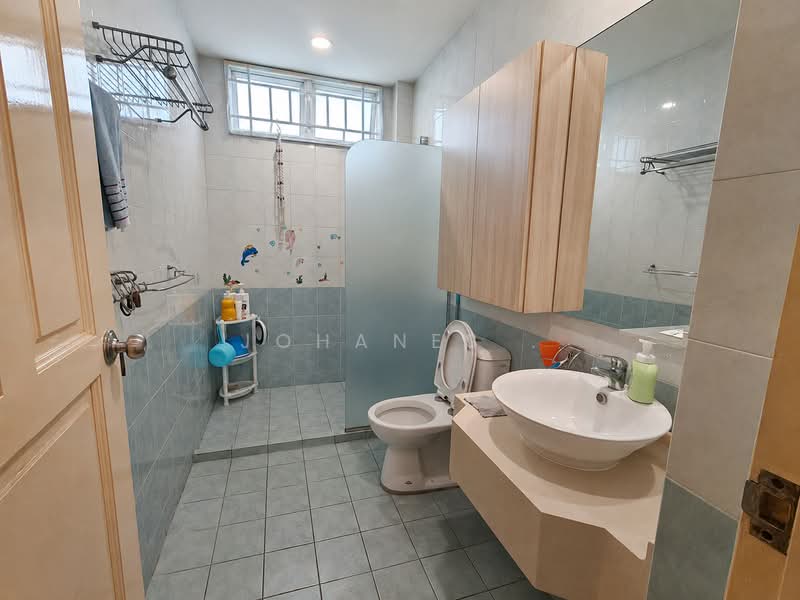 Freehold Landed Living Lifestyle without the Hassle of Maintenance, 22 Sirat Road, 4 Bedrooms, 2,013 sqft, Apartment For Sale, by Johanes ., 500239384 - Common Bathroom - PropertyGuru.com.sg