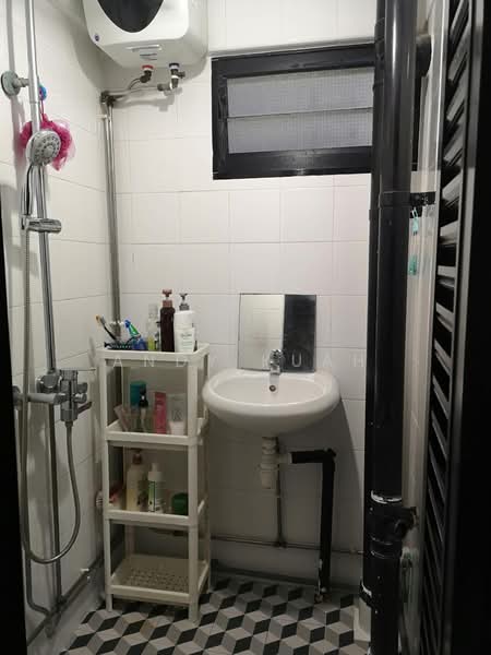 2 Hougang Avenue 3, 2 Hougang Avenue 3, Room Rental, 160 sqft, HDB Flat For Rent, by Andy Kuah, 500239494 - Bathroom - PropertyGuru.com.sg