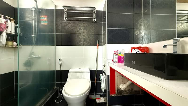 688F Woodlands Drive 75, 688F Woodlands Drive 75, 3 Bedrooms, 1,184 sqft, HDB Flat For Sale, by Haziq Irwan, 500239518 - Bathroom - PropertyGuru.com.sg