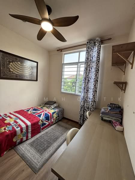 Loyang Villas, Loyang Rise, 5 Bedrooms, 3,000 sqft, Terraced House For Sale, by Fathmah Cantik, 500239531 - Bedroom - PropertyGuru.com.sg
