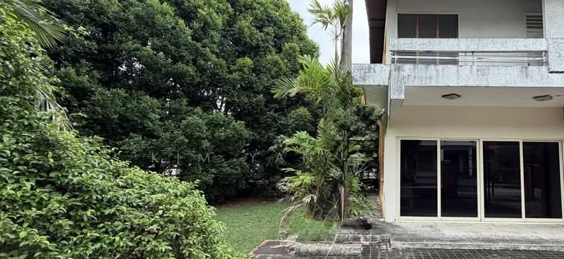 Huge land with lush greenery, good to do renovation, A&A or rebuild, Walk to Mayflower MRT- call 8130 3636 for details, 3 Bedrooms, 1,800 sqft, Semi-Detached House For Sale, by Kim Yan 金燕, 500239565 - Exterior - PropertyGuru.com.sg