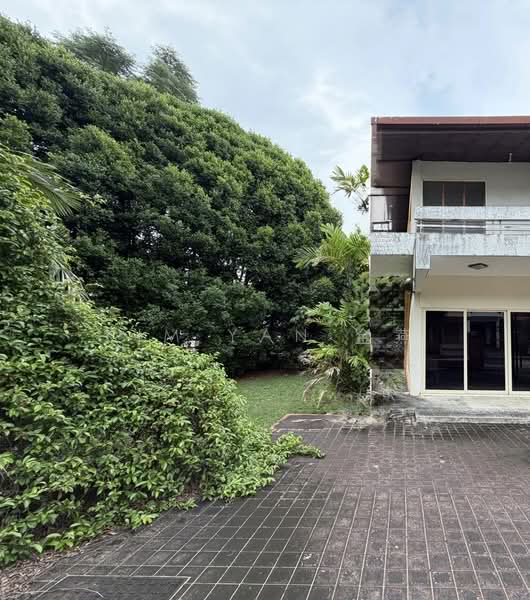 Huge land with lush greenery, good to do renovation, A&A or rebuild, Walk to Mayflower MRT- call 8130 3636 for details, 3 Bedrooms, 1,800 sqft, Semi-Detached House For Sale, by Kim Yan 金燕, 500239565 - Exterior - PropertyGuru.com.sg