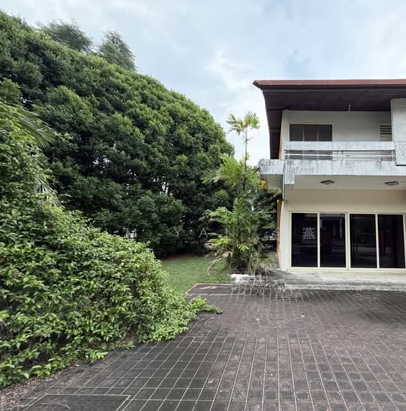 Huge land with lush greenery, good to do renovation, A&A or rebuild, Walk to Mayflower MRT- call 8130 3636 for details, 3 Bedrooms, 1,800 sqft, Semi-Detached House For Sale, by Kim Yan 金燕, 500239565 - Exterior - PropertyGuru.com.sg