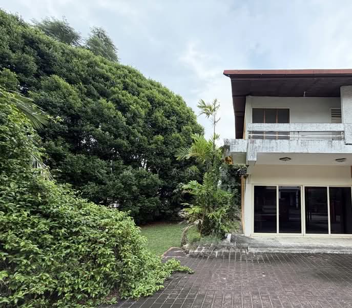 Huge land with lush greenery, good to do renovation, A&A or rebuild, Walk to Mayflower MRT- call 8130 3636 for details, 3 Bedrooms, 1,800 sqft, Semi-Detached House For Sale, by Kim Yan 金燕, 500239565 - Exterior - PropertyGuru.com.sg