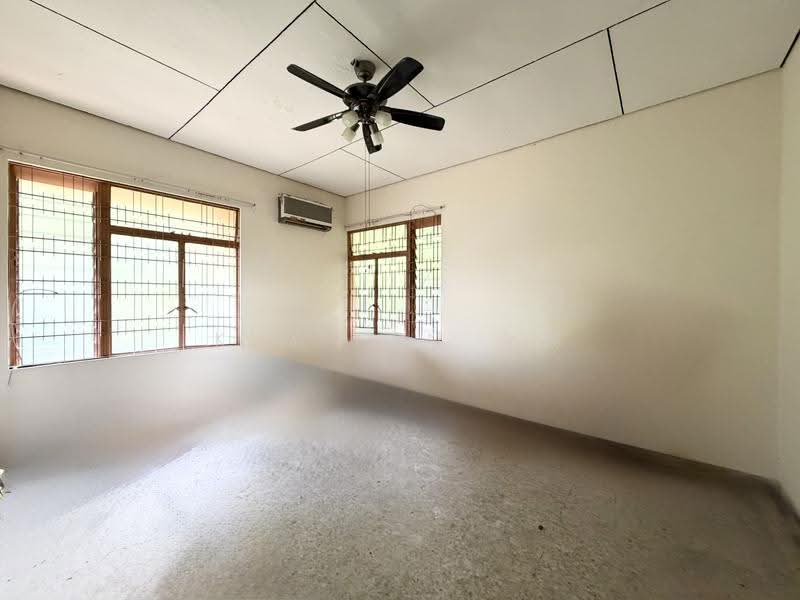Huge land with lush greenery, good to do renovation, A&A or rebuild, Walk to Mayflower MRT- call 8130 3636 for details, Ang Mo Kio / Bishan / Thomson, 4 Bedrooms, 1,800 sqft, Semi-Detached House For Sale, by Kim Yan 金燕, 500239565 - Interior - PropertyGuru.com.sg