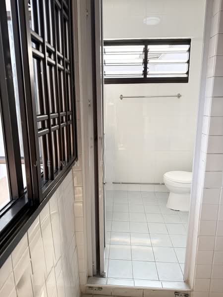 478 Jurong West Street 41, 478 Jurong West Street 41, 3 Bedrooms, 990 sqft, HDB Flat For Sale, by Jennifer Loh, 500239583 - Kitchen Common Bathroom - PropertyGuru.com.sg