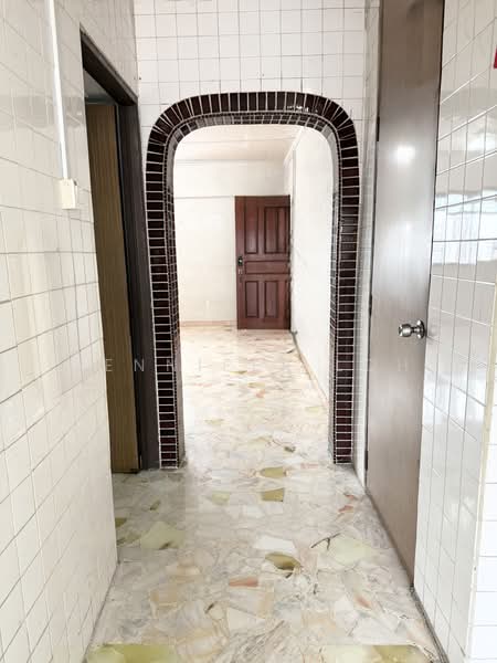 478 Jurong West Street 41, 478 Jurong West Street 41, 3 Bedrooms, 990 sqft, HDB Flat For Sale, by Jennifer Loh, 500239583 - Passageway to kitchen  - PropertyGuru.com.sg