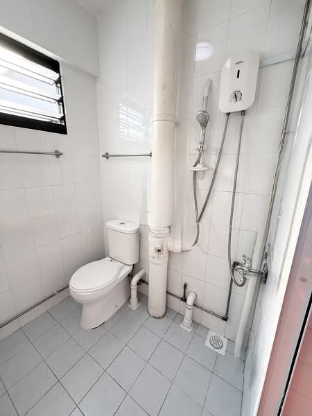 478 Jurong West Street 41, 478 Jurong West Street 41, 3 Bedrooms, 990 sqft, HDB Flat For Sale, by Jennifer Loh, 500239583 - Kitchen Common Bathroom - PropertyGuru.com.sg