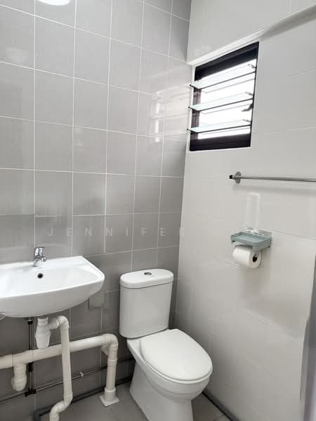 478 Jurong West Street 41, 478 Jurong West Street 41, 3 Bedrooms, 990 sqft, HDB Flat For Sale, by Jennifer Loh, 500239583 - Master room Bathroom - PropertyGuru.com.sg