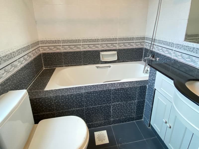 Royal Palm Mansions, 330 Pasir Panjang Road, 3 Bedrooms, 1,238 sqft, Condominium For Rent, by Lyn Feng, 500239594 - Bathroom - PropertyGuru.com.sg