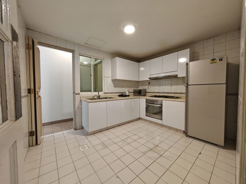 Royal Palm Mansions, 330 Pasir Panjang Road, 3 Bedrooms, 1,238 sqft, Condominium For Rent, by Lyn Feng, 500239594 - Kitchen - PropertyGuru.com.sg