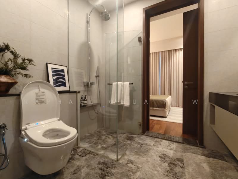 Parksuites, 18 Holland Grove Road, 2 Bedrooms, 768 sqft, Condominium For Sale, by Raphael Chua K. W., 500239691 - Bathroom - PropertyGuru.com.sg
