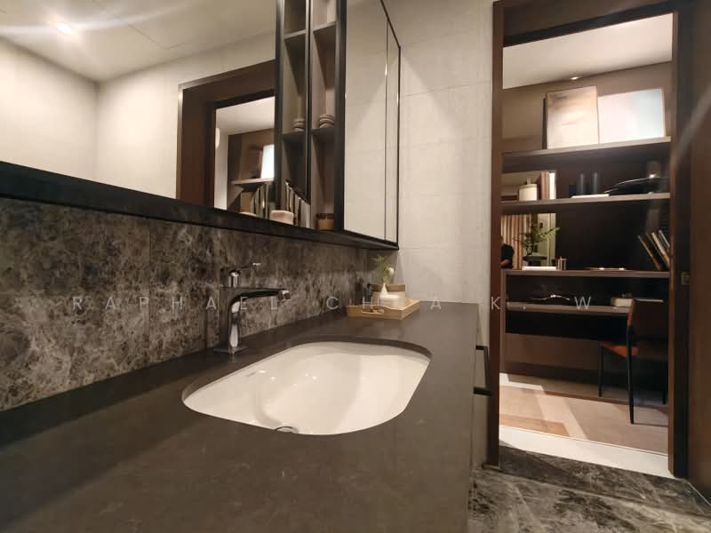 Parksuites, 18 Holland Grove Road, 2 Bedrooms, 768 sqft, Condominium For Sale, by Raphael Chua K. W., 500239691 - Bathroom - PropertyGuru.com.sg