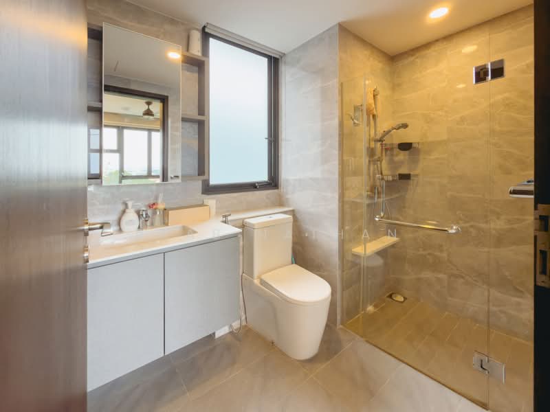 The Brownstone, 152 Canberra Drive, 3 Bedrooms, 947 sqft, Condominium For Sale, by Prab Nathan, 500239716 - Master Bathroom - PropertyGuru.com.sg