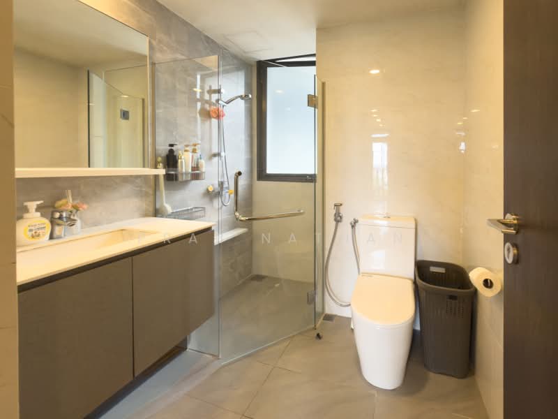 The Brownstone, 152 Canberra Drive, 3 Bedrooms, 947 sqft, Condominium For Sale, by Prab Nathan, 500239716 - Common Bathroom - PropertyGuru.com.sg