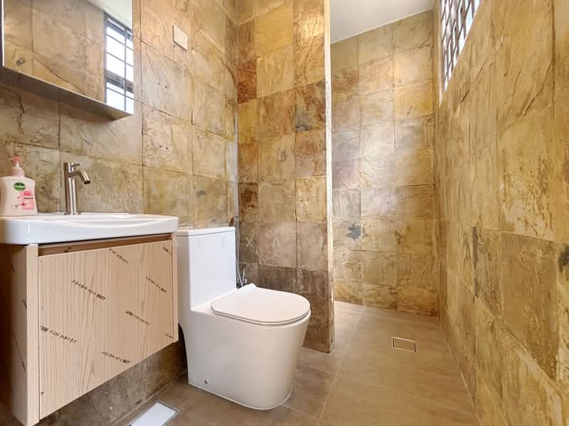 Kilat Centre, 33 Lorong Kilat, 3 Bedrooms, 1,227 sqft, Apartment For Rent, by Alexa Loh, 500239765 - Common Bathroom - PropertyGuru.com.sg