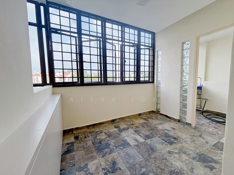 Kilat Centre, 33 Lorong Kilat, 3 Bedrooms, 1,227 sqft, Apartment For Rent, by Alexa Loh, 500239765 - Yard - PropertyGuru.com.sg