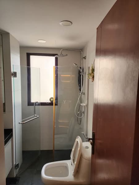 The Mayfair, 5 Jurong East Street 32, 1 Bedroom, 752 sqft, Condominium For Rent, by Joey Lim, 500239831 - Bathroom - PropertyGuru.com.sg