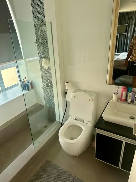 Ivory, 15 Ceylon Lane, East Coast / Marine Parade, 2 Bedrooms, 872 sqft, Apartment For Sale, by Shashi Nair, 500239850 - Bathroom - PropertyGuru.com.sg