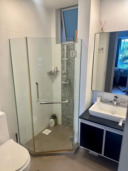 Ivory, 15 Ceylon Lane, East Coast / Marine Parade, 2 Bedrooms, 872 sqft, Apartment For Sale, by Shashi Nair, 500239850 - Bathroom - PropertyGuru.com.sg