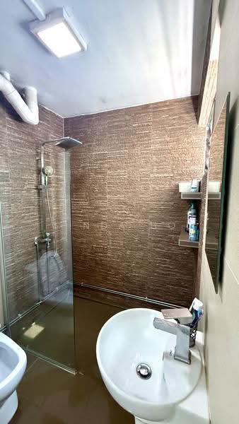 254 Bukit Batok East Avenue 4, 254 Bukit Batok East Avenue 4, 3 Bedrooms, 1,302 sqft, HDB Flat For Sale, by Linda Ho, 500239857 - Bathroom - PropertyGuru.com.sg