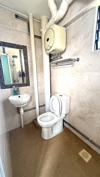 254 Bukit Batok East Avenue 4, 254 Bukit Batok East Avenue 4, 3 Bedrooms, 1,302 sqft, HDB Flat For Sale, by Linda Ho, 500239857 - Bathroom - PropertyGuru.com.sg