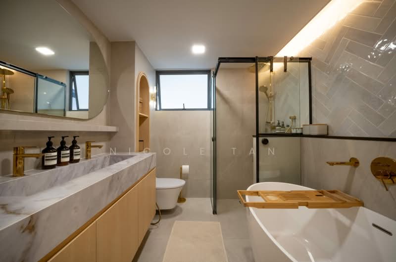 LIKE NEW! Mezzanine! Double Volume Ceiling!, Swan Lake/ Norma Terrace/ Bangsawan/ Ernani, 6 Bedrooms, 4,500 sqft, Terraced House For Sale, by Nicole Tan, 500239866 - Bathroom - PropertyGuru.com.sg