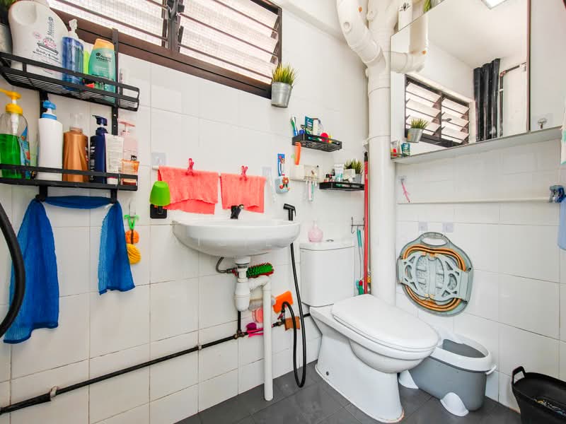 514 Hougang Avenue 10, 514 Hougang Avenue 10, 3 Bedrooms, 957 sqft, HDB Flat For Sale, by Maisie Wong, 500239896 - Bathroom - PropertyGuru.com.sg