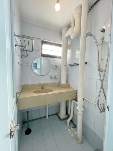 15 Hougang Avenue 3, 15 Hougang Avenue 3, 3 Bedrooms, 882 sqft, HDB Flat For Rent, by Jessica Woon, 500239997 - Bathroom - PropertyGuru.com.sg