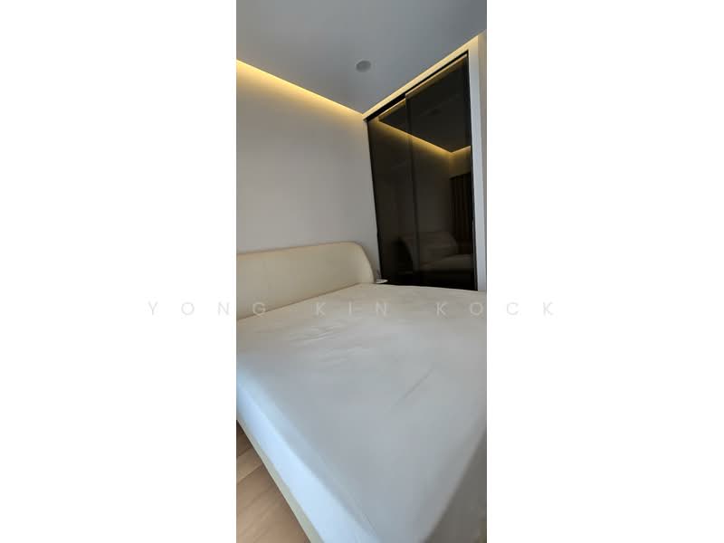 The Reef at King's Dock, 20 Harbourfront Avenue, 2 Bedrooms, 689 sqft, Condominium For Rent, by Yong Kin Kock, 500240000 - Master Bedroom, Modern Wardrobe - PropertyGuru.com.sg