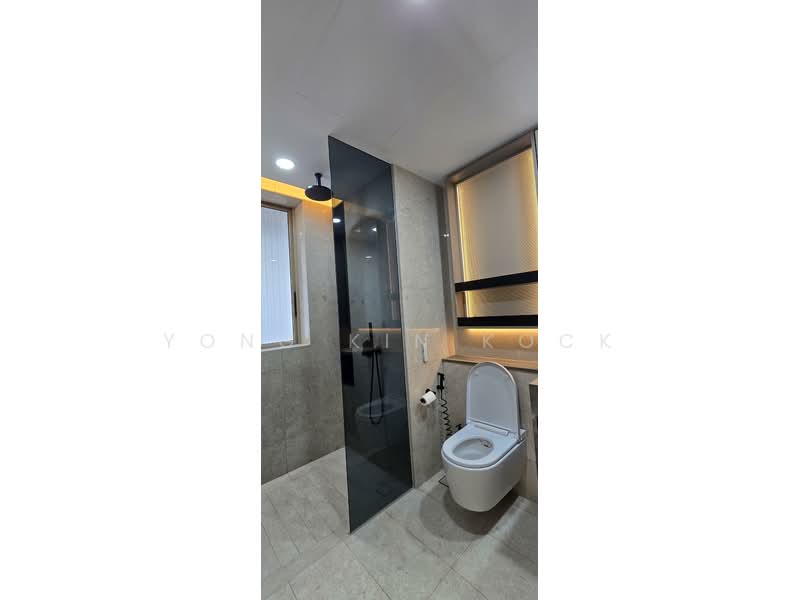The Reef at King's Dock, 20 Harbourfront Avenue, 2 Bedrooms, 689 sqft, Condominium For Rent, by Yong Kin Kock, 500240000 - Master Bathroom with window - PropertyGuru.com.sg