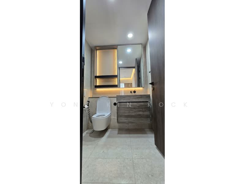 The Reef at King's Dock, 20 Harbourfront Avenue, 2 Bedrooms, 689 sqft, Condominium For Rent, by Yong Kin Kock, 500240000 - Master Bathroom well lighted - PropertyGuru.com.sg